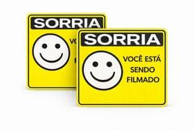 Placa sinalização 15x20 sorria está sendo filmado
