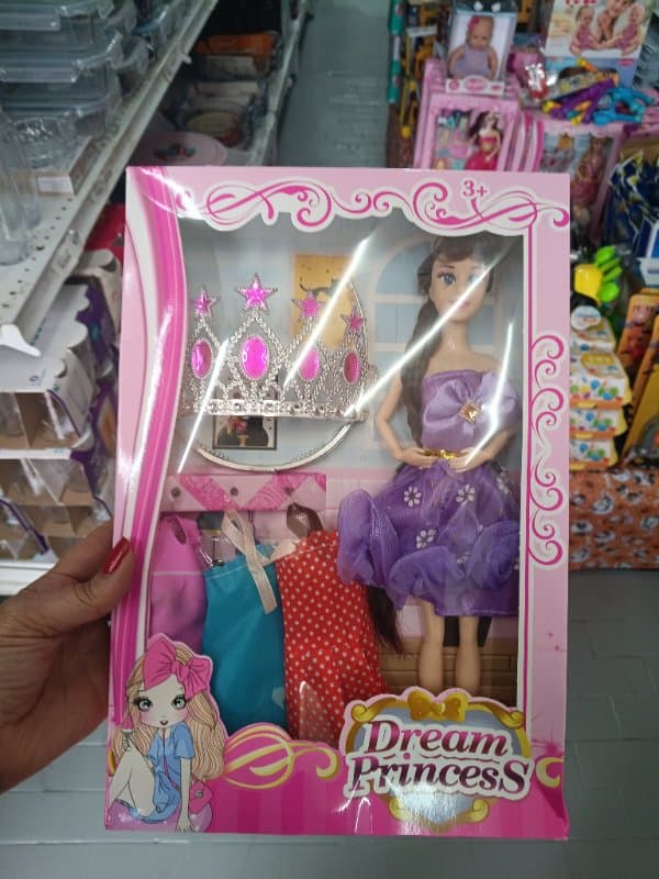 Boneca Princesa com coroa e acessórios sortidos